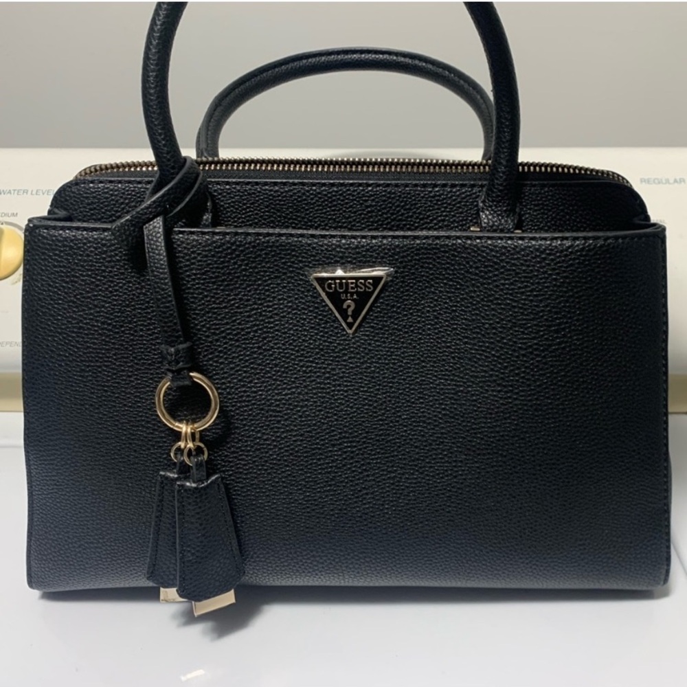 Host Pick ✨ Guess handbag